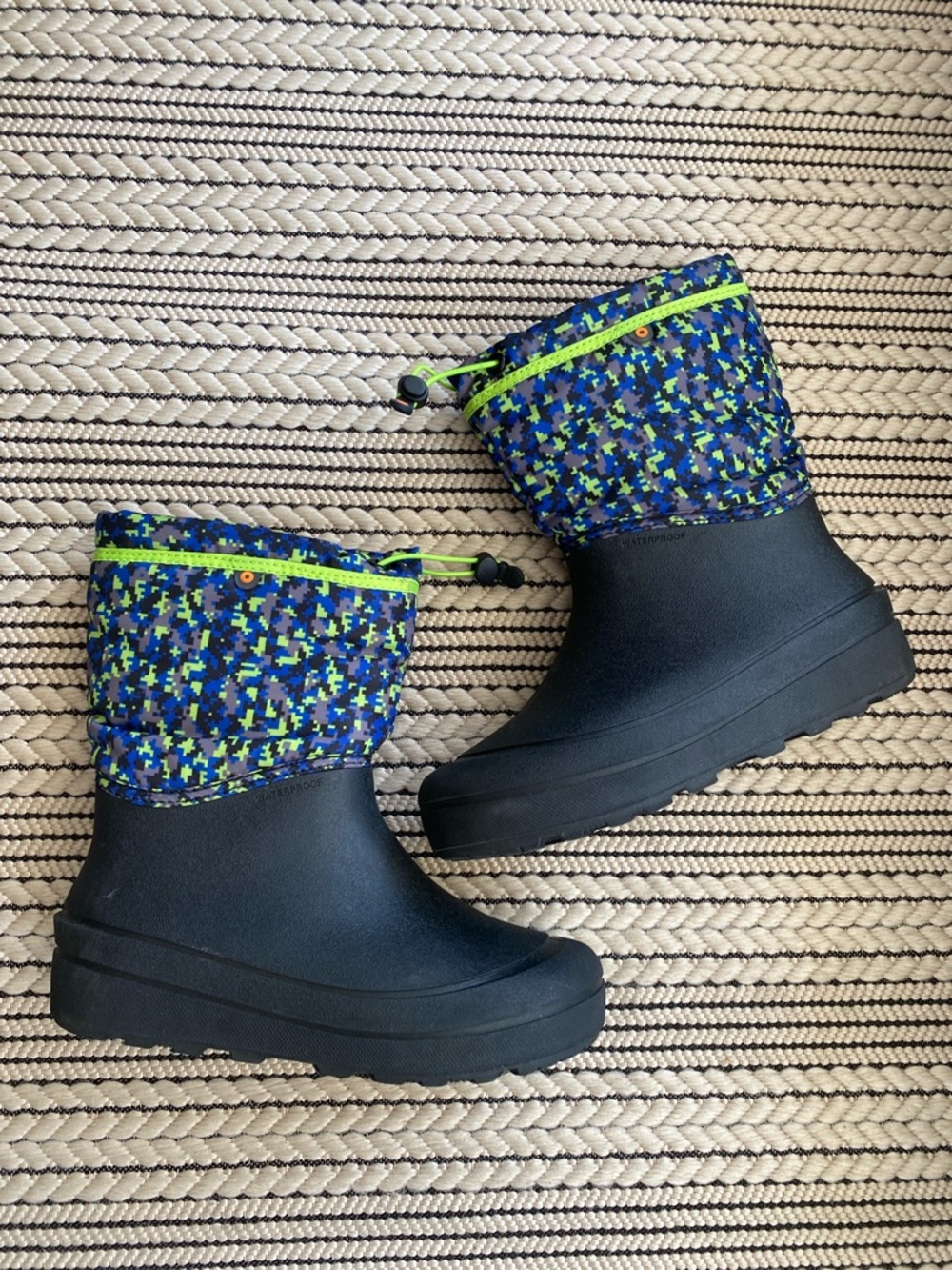 BOGS snow shell digital maze winter snow boots, youth size 5